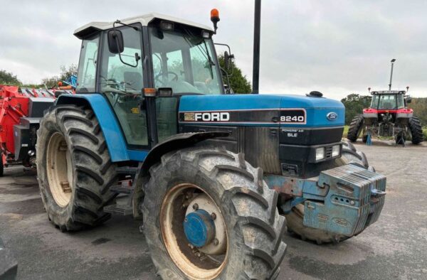 1-129.jpg Tracteur Ford 8240 – 1992 – 4RM