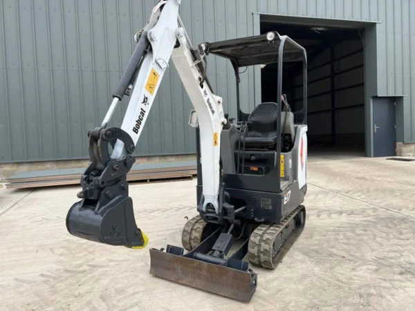 Mini-pelle Bobcat E17