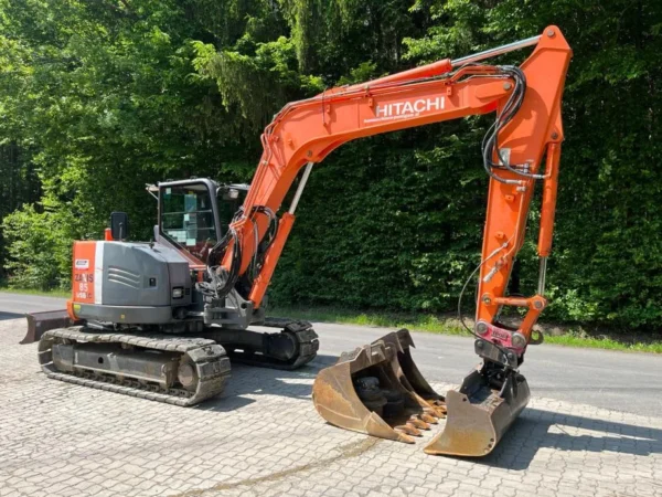 10-23-1.webp Mini-pelle Hitachi ZX85USBLC-3 – 2010 – 8 T