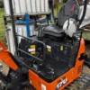 109.webp Mini-Pelle Hitachi 17U – 2023 – Seulement 223 h – Comme Neuve