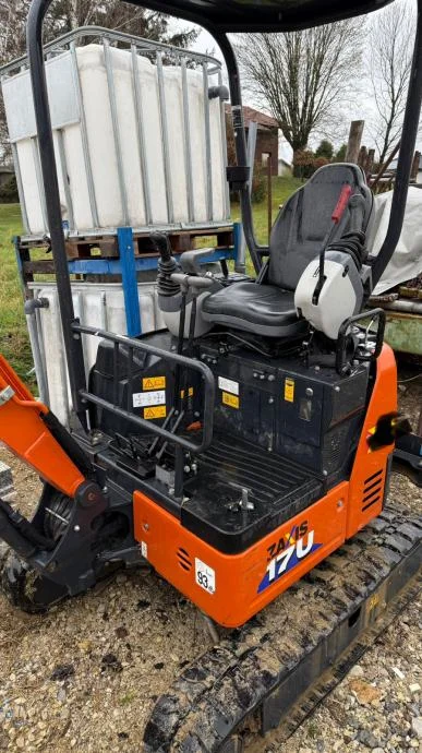 109.webp Mini-Pelle Hitachi 17U – 2023 – Seulement 223 h – Comme Neuve