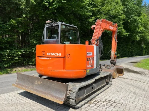 11-16.webp Mini-pelle Hitachi ZX85USBLC-3 – 2010 – 8 T