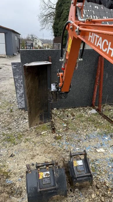 16-5.webp Mini-Pelle Hitachi 17U – 2023 – Seulement 223 h – Comme Neuve