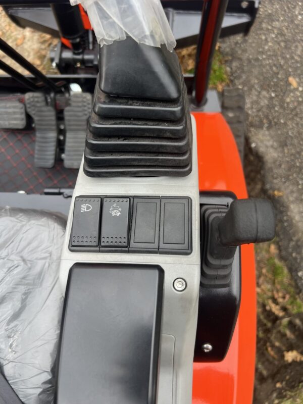 BAIMSE – 2,5 t – Moteur Kubota D1105 Poids : 2 500 kg | Rotation 360° | Puissance : 24,8 ch