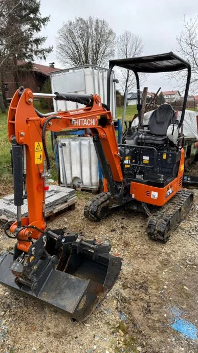 2-28-1.webp Mini-Pelle Hitachi 17U – 2023 – Seulement 223 h – Comme Neuve