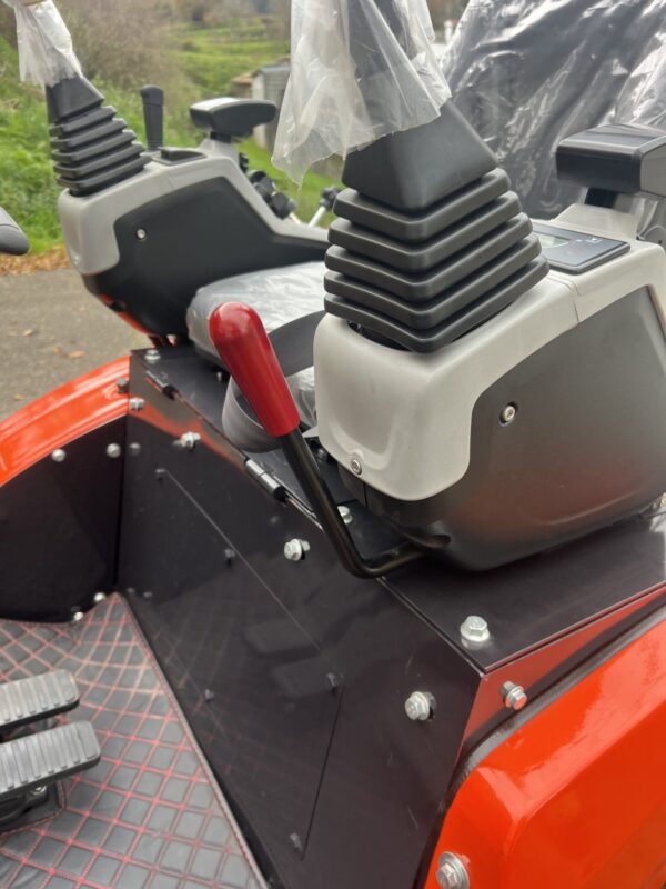BAIMSE – 2,5 t – Moteur Kubota D1105 Poids : 2 500 kg | Rotation 360° | Puissance : 24,8 ch