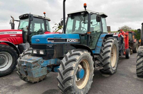 3-114.jpg Tracteur Ford 8240 – 1992 – 4RM