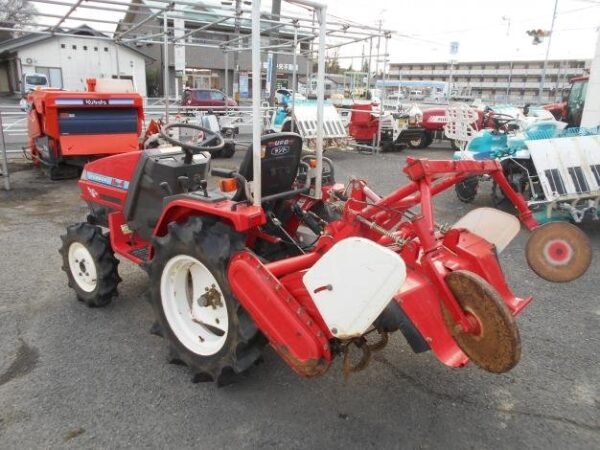 3-71.jpg Tracteur Yanmar d’occasion de 14 chevaux