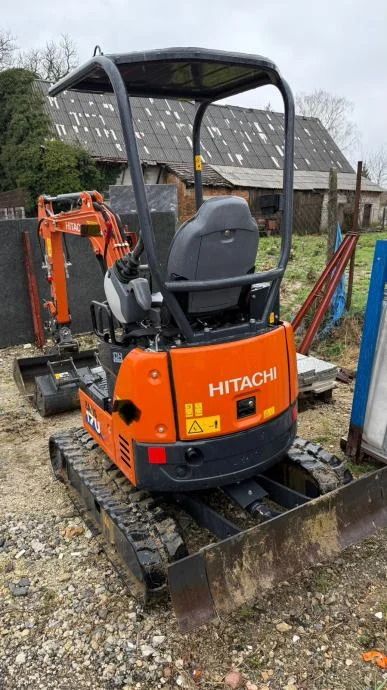 4-28-1.webp Mini-Pelle Hitachi 17U – 2023 – Seulement 223 h – Comme Neuve