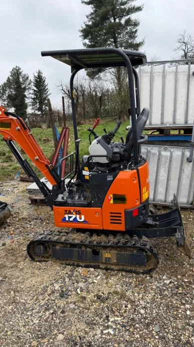 5-26-1.webp Mini-Pelle Hitachi 17U – 2023 – Seulement 223 h – Comme Neuve