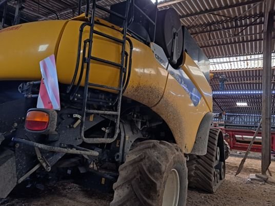 Moissonneuse-batteuse New Holland CR 9080 – Rotor – Coupe 7,32 mAvec équipement maïs Fantini 8 rangs