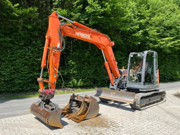 6-30-1.webp Mini-pelle Hitachi ZX85USBLC-3 – 2010 – 8 T