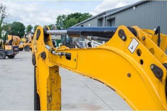 Mini-pelle JCB 8014