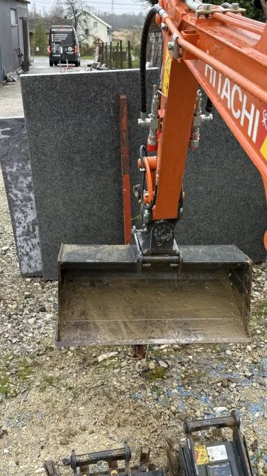 8-23-1.webp Mini-Pelle Hitachi 17U – 2023 – Seulement 223 h – Comme Neuve
